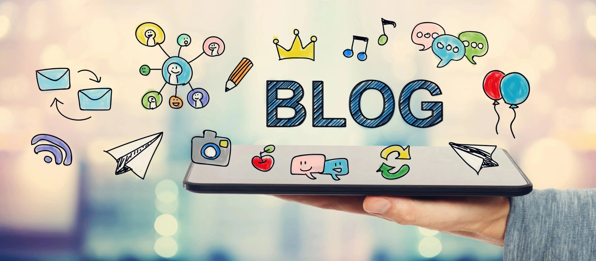 Blog concept met man die een tablet vasthoudt